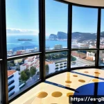 지브롤터의 부동산 시장 - A luxurious modern apartment building in the vibrant city center of Gibraltar, showcasing sleek glas...